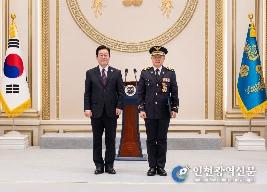 해양경찰청 김해인 경감이 1월 2일 청와대 영빈관에서 대통령으로부터 옥조근정훈장을 친수빋고 기념촬영을 하고있다