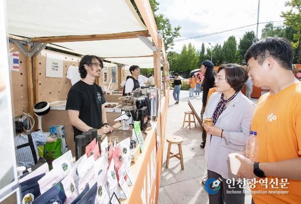 박희영 용산구청장이 이태원관광특구 활성화사업 '달달녹다' 행사에 참석해서 소상공인 및 주민들과 소통하고 있다.