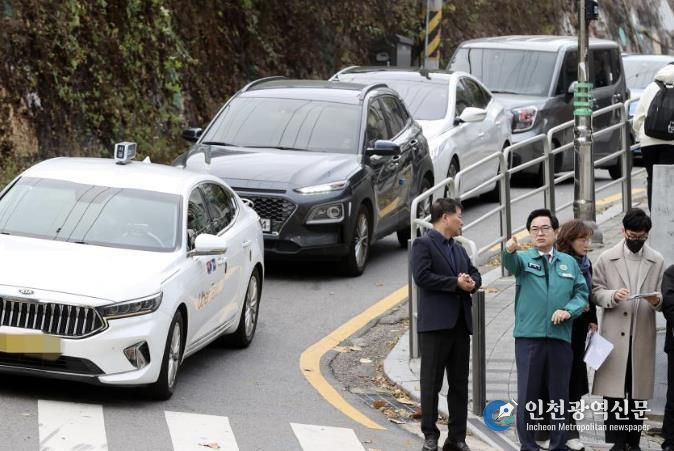 박일하 동작구청장이 지난해 11월 17일 사당동 상현중학교 앞 교차로에서 관계자들과 교통 정체 원인과 문제점을 파악하고, 개선방안 마련을 위한 의견을 나누고 있다