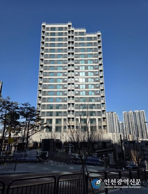 안양 냉천 행복주택(필름 부착 외관 사진).