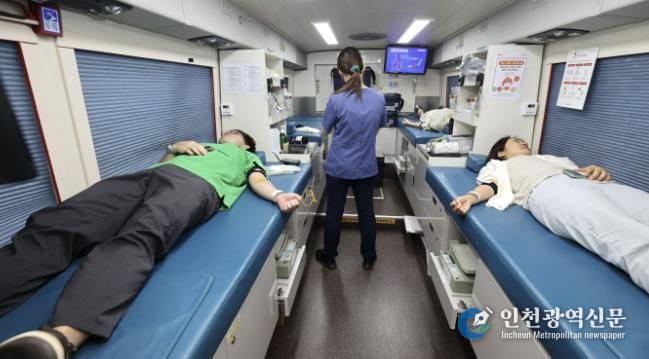 과천시민들이 헌헐 활동에 참여하고 있다