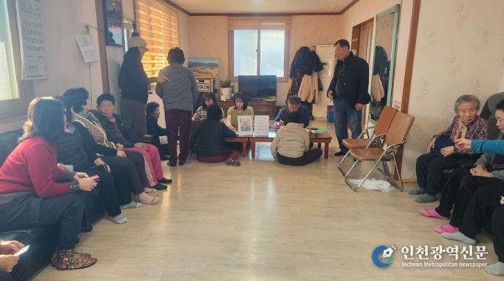 운곡면에서 지난 6일, 영양2리 마을회관을 찾아 농어촌기본소득사업 신청을 받고 있다.