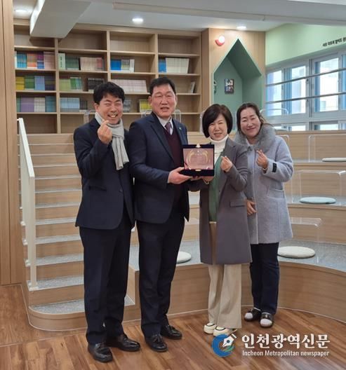 부산시의회 학생 안전 최우선 의정활동…박희용 의원, 초읍초 공로패