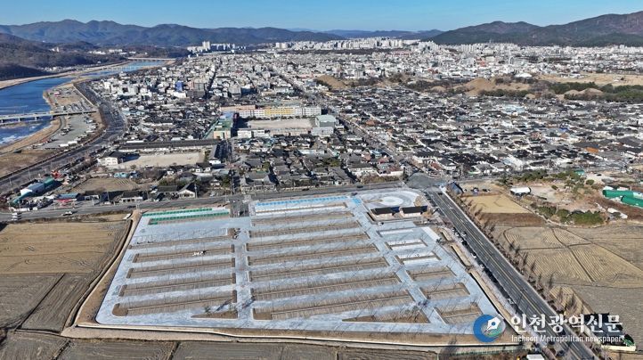 지난 3일부터 시민들에게 개방된 황리단길 대형 환승 공영주차장 전경으로, 도심 차량 유입 분산과 관광객 편의·안전 확보를 위한 기반시설이 모습을 드러냈다.