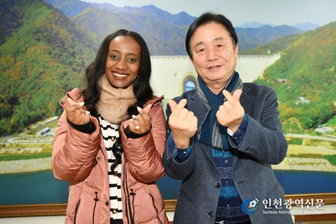 에티오피아 참전용사 후손인 에덴 윈드워슨씨와 최문순 화천군수