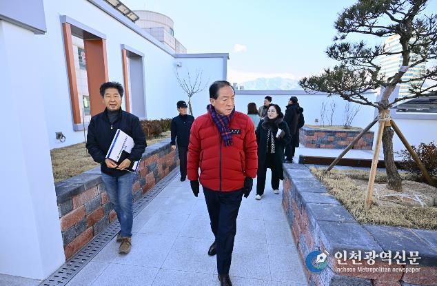 센터 방문해 점검하는 이병선 속초시장, 방원욱 속초시의회 의장 및 관계자