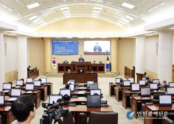 의회는 오는 6월 끝나는 9대 의회가 유종의 미를 거두고 새롭게 출범하는 10대 의회가 원활히 운영될 수 있도록 만반의 노력을 기울이겠다고 밝혔다. 사진은 지난해 12월 18일에 열렸던 제300회 제2차 정례회 제3차 본회의 중 한 장면.