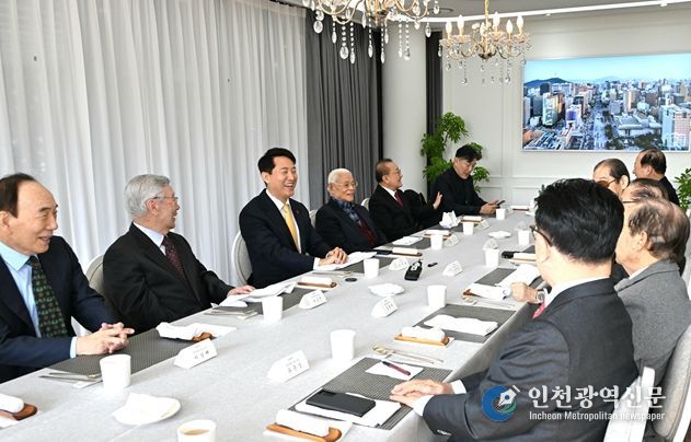 오세훈 서울시장이 12일(월) 파트너스하우스에서 국민의힘 상임고문단과 신념간담회를 갖고 서울시의 미래 발전방안과 당의 역할 등에 대해 의견을 나누고 있다.