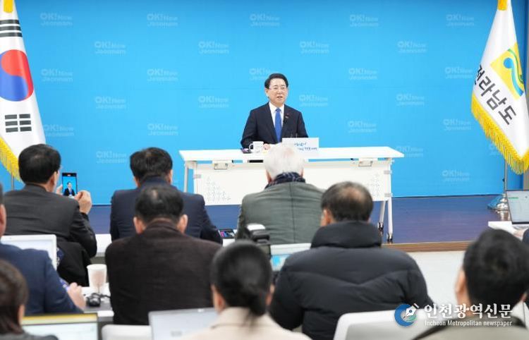 김영록 전남도지사 광주·전남 행정통합 관련 기자간담회 - 김영록 전라남도지사가 13일 도청 브리핑룸에서 광주·전남 행정통합 관련 기자간담회를 열고 추진 경과 및 앞으로의 일정에 대한 발표를 하고 있다.