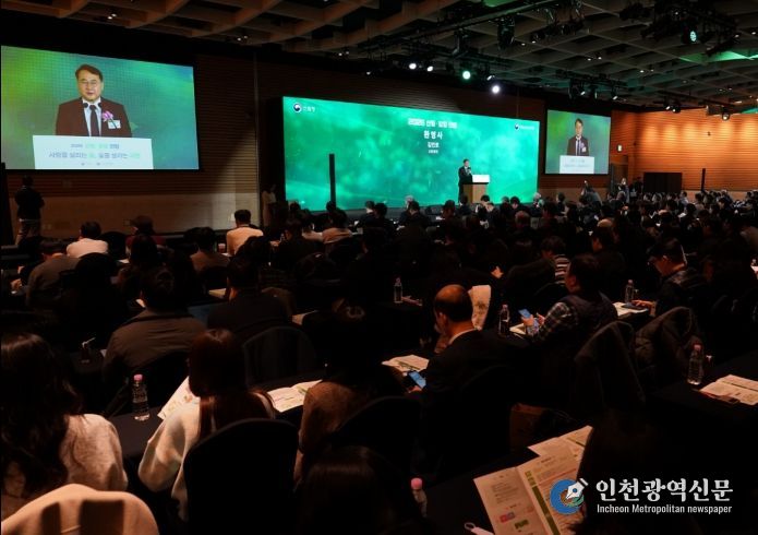 김인호 산림청장이 서울특별시 여의도 전경련회관에서 열린 ‘2026 산림·임업 전망’에서 환영사를 하고 있다.