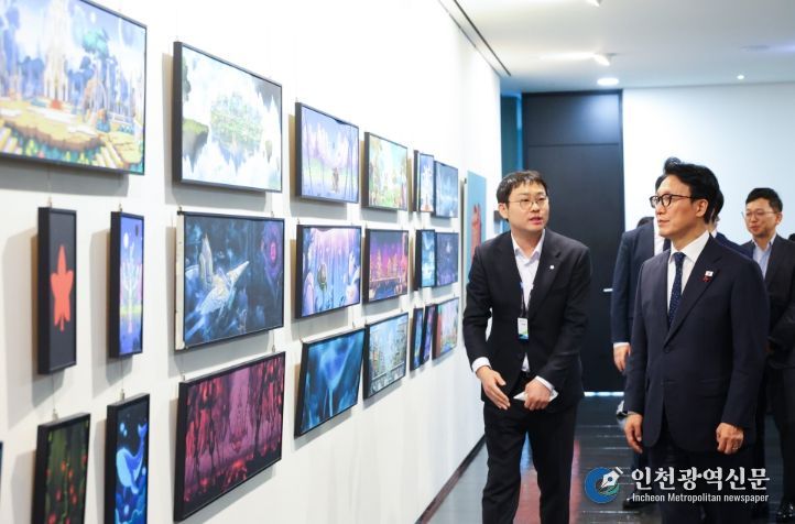 김민석 국무총리가 15일 경기도 성남시 분당구 넥슨을 방문, 경영진과의 간담회 및 게임 효과음 제작 과정에 관해 설명을 듣고 있다.