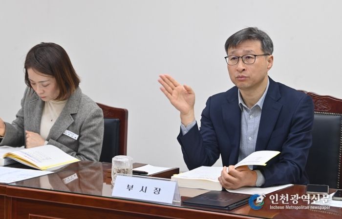 16일 열린 하남시 국별주요업무보고회에서 공정식 하남 부시장이 주요 현안과 역점 사업에 대한 질의응답을 주고받고 있다.