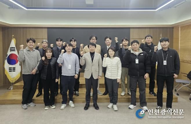 21일 자율주행자동차 시범운행지구 운영 간담회가 끝나고 회의 참석자들이 기념사진을 촬영하고 있다.