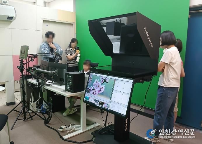 K-도서관에서 미디어 창작 활동을 체험하고 있다