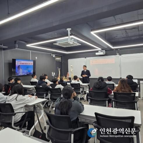 순천시 청소년들이 순천제일대학교 의료재활과에서 의료재활 진로 체험을 하고 있다