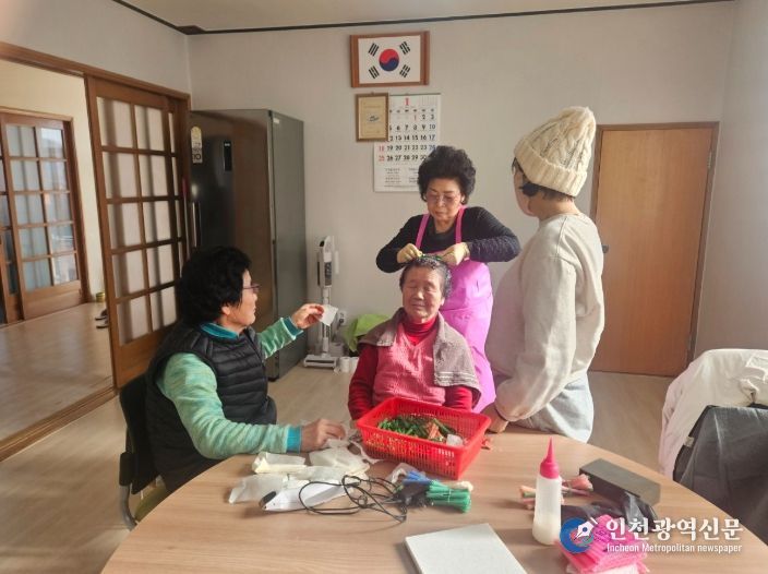 밀양시 교동 ‘우리마을 봉사 프로젝트’의 일환으로 모례경로당에서 거동이 불편한 어르신을 대상으로 미용 봉사가 진행되고 있다.