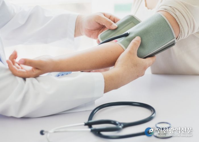 국가건강검진 ‘혈압 측정' 이미지