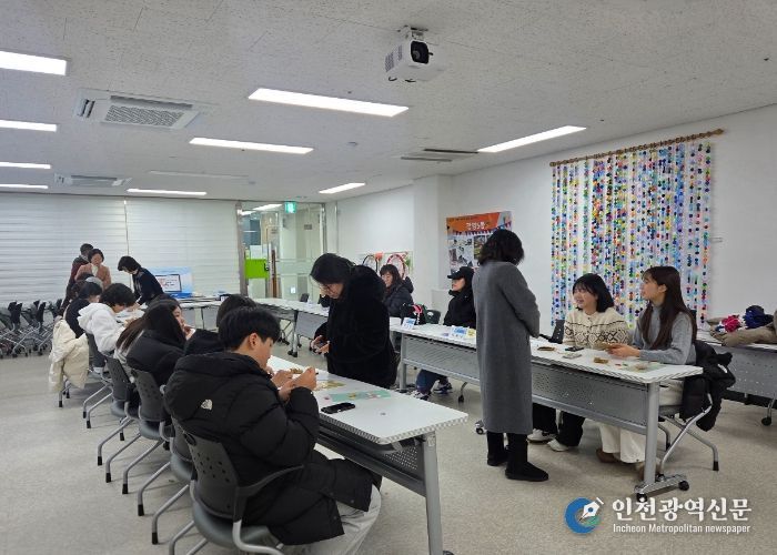 광명시 광명5동 청소년지도협의회는 26일 광명5동 행정복지센터에서 관내 청소년 20여 명과 함께 ‘손뜨개 카드지갑 만들기’ 체험 행사를 마쳤다.