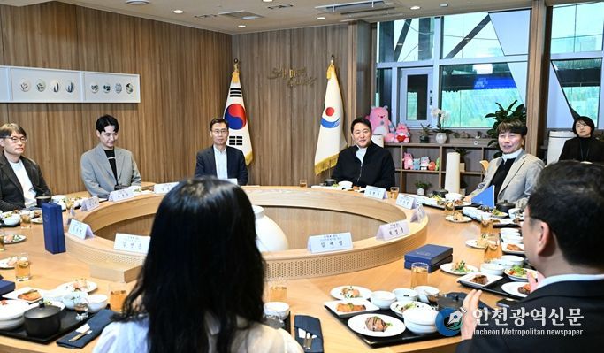 오세훈 서울시장이 26일 ‘CES 2026 혁신상 수상 기업 간담회’에서 대화를 나누고 있다.