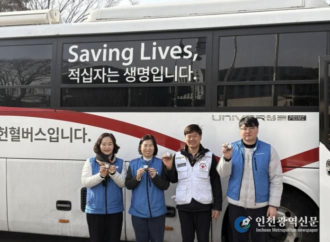 아산시청 헌혈차량 앞 행사 관계자 단체 촬영