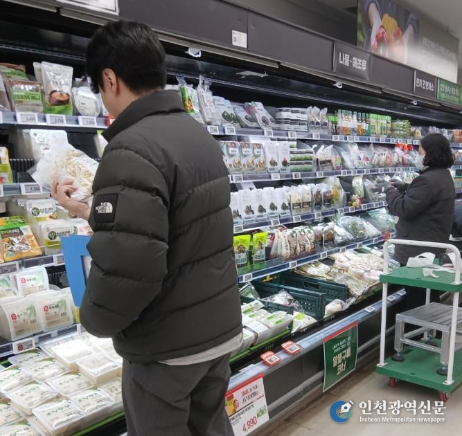 도봉구 민관합동 점검반이 소비기한 경과 제품이 있는지 살펴보고 있다