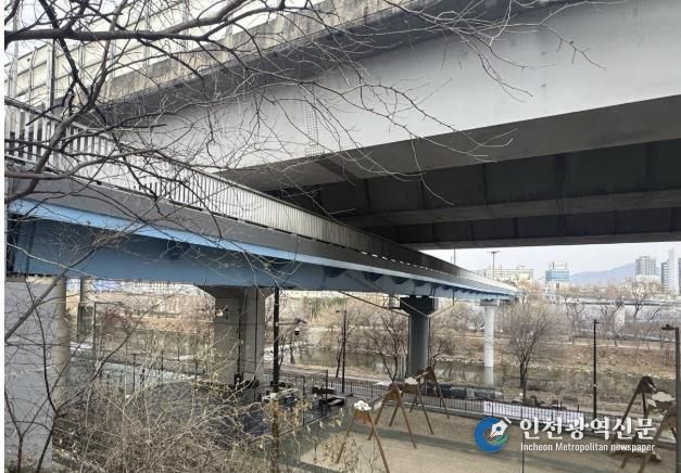 보수공사 완료한 사근용답간 인도교 전경