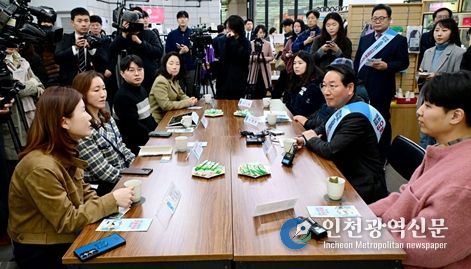 2025년 11월 10일 유정복 인천시장이 예술회관역 천원택배 집화센터에서 소상공인 천원택배