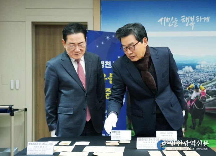 지난 26일 설종찬 씨가 영천시에 유물 64점을 무상 기증했다