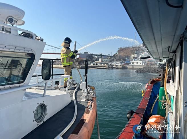 사천해경이 27일 오후, 하동군 구노량항에서 밀집 계류지 어선 화재 사고를 가정한 합동 훈련 중인 모습