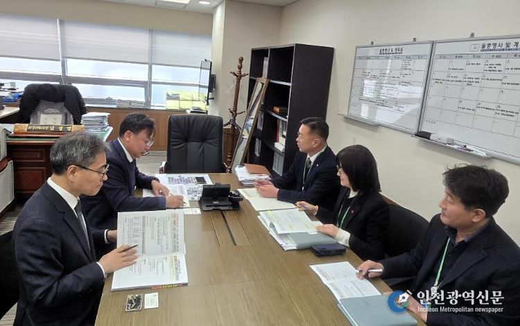 28일 윤석훈 천안시 농업환경국장 등이 충남도청을 찾아 농업·환경 분야의 지역 주요 현안과 핵심사업에 대해 논의를 하고 있다.