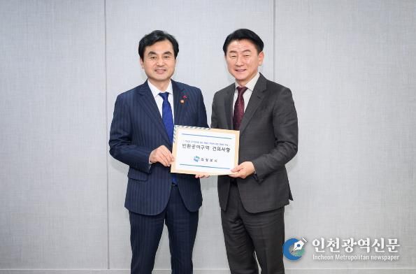 1월 28일 국방부에서 열린 ‘경기북부 미군공여구역 간담회’에서 김동근 시장(사진 오른쪽)이 안규백 국방부 장관에게 반환공여구역 관련 건의사항을 전달한 뒤 함께 기념사진을 찍고 있다.