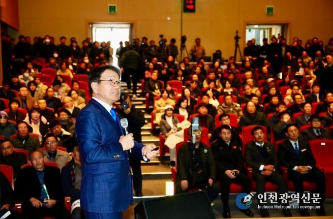 강기정 광주광역시장이 29일 오후 3시30분 장성문화예술회관 소공연장에서 열린 ‘광주전남 통합 도민과의 상생토크'에 참석해 전남도민들에게 광주전남 통합 관련 내용과 산업‧경제‧교통 분야 등 주민 생활에 미치는 영향 등을 설명하고 있다. /광주광역시 제공