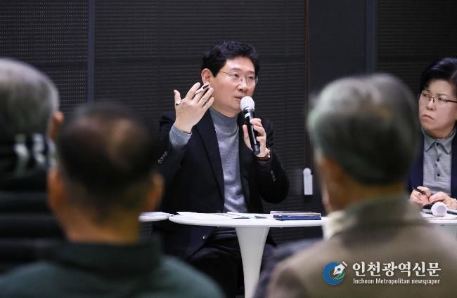 이상일 용인특례시장이 29일 용인미디어센터에서 기흥구 상하동과 구갈동 주민소통간담회를 열고 용인의 반도체 클러스터의 미래에 대한 의견을 제시했다.