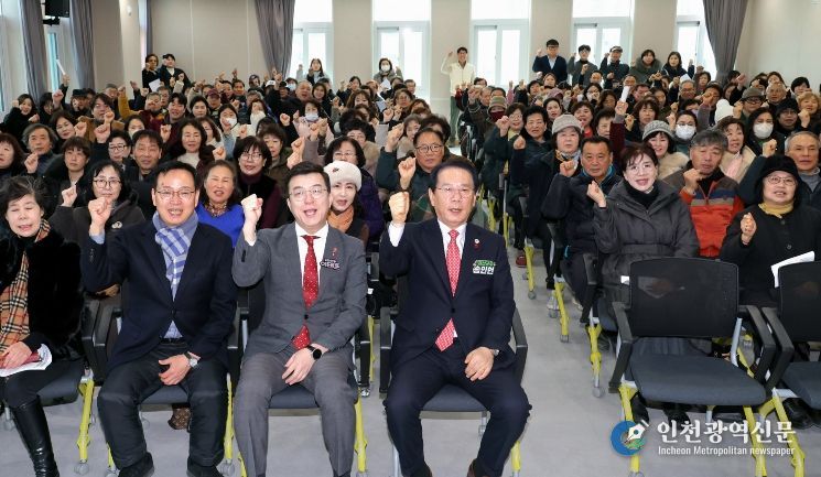 송인헌 괴산군수(앞줄 오른쪽에서 네 번째)와 참여단체가 한자리에 모여 행사를 진행하고 있다.