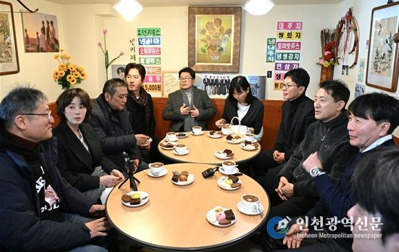 오세훈 서울시장이 31일(토), 을지다방에서 영화인들과 영화산업 전반에 대해 대화하고 있다.