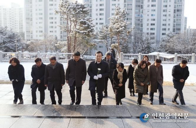 김성제 의왕시장, 시정 복귀…첫 행보로 현충탑 신년 참배
