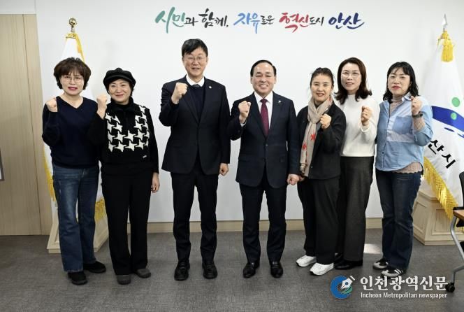 이민근 안산시장(왼쪽 세번째)이 2일 소상공인연합회와 간담회를 진행하고 회원들과 함께 기념촬영을 하고 있다.