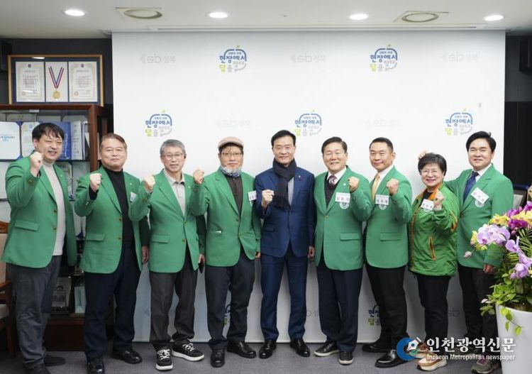 이승로 성북구청장(가운데)과 관계자들이 기념 촬영을 하고 있다