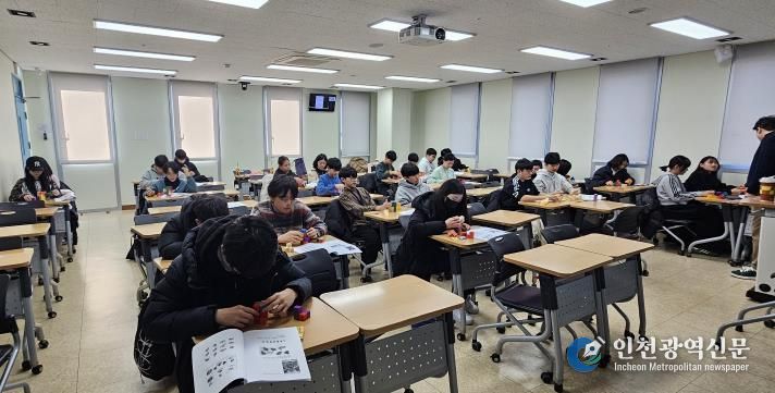 중학 수학교과서 한번에 파헤치기 캠프를 진행하는 모습