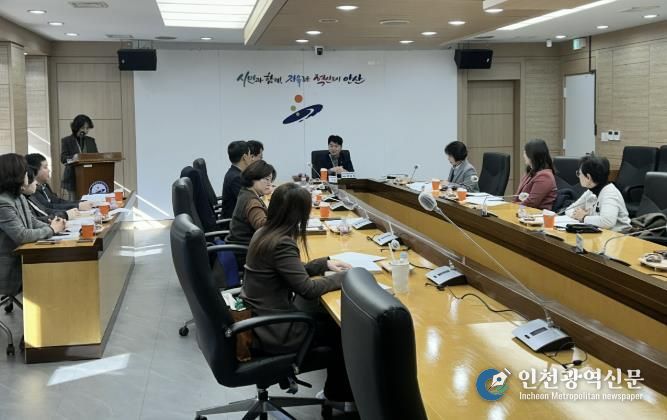 허남석 안산시 부시장이 3일 시청 상황실에서 '2026년 제1회 안산시교육발전위원회'를 진행하고 있다.