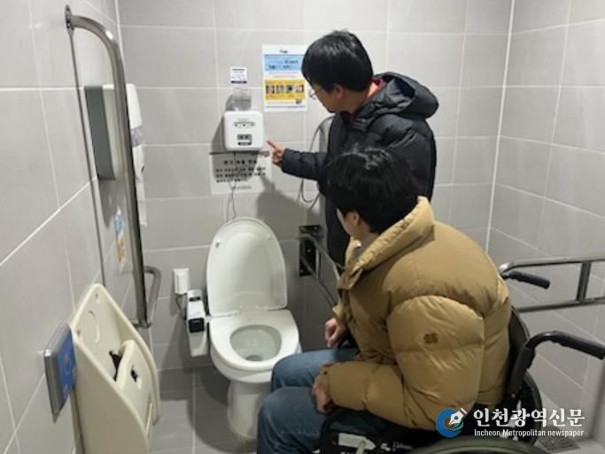 동대문구 용두문화복지센터 장애인화장실에는 로봇변기 4대가 설치되어 있다