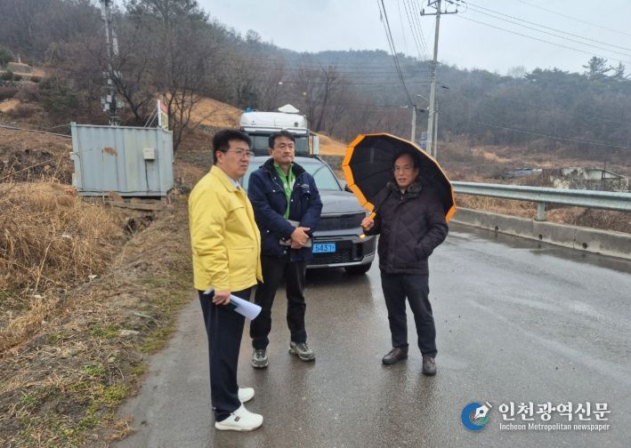 이호범 부군수가 아프리카 돼지열병 방역 현장을 점검하는 모습