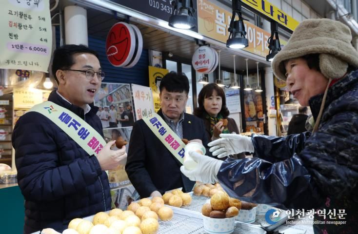 박희조 동구청장이 전통시장을 방문해 장을 보고 상인들과 인사를 나누는 모습
