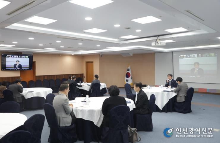 천창수 교육감이 12일 집현실에서 비대면으로 열린 '신학기 준비 초등학교장 연수'에 참여해 학교 운영과 직결된 주요 정책을 안내하고 있다