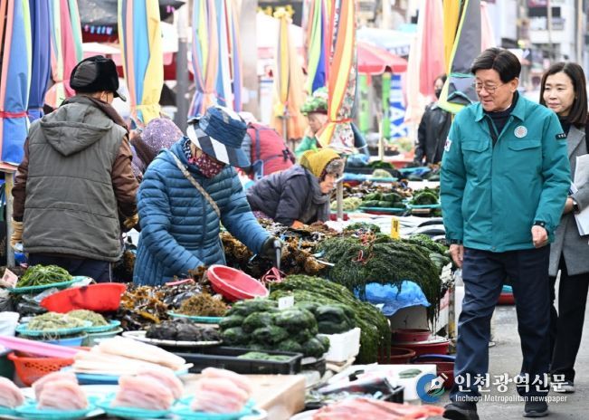 정종복 기장군수가 설을 맞아 기장시장 현장점검을 하고 있다.