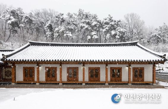 봄꽃 대신 눈꽃 핀 향사아트센터, 24일 저녁까지 설경