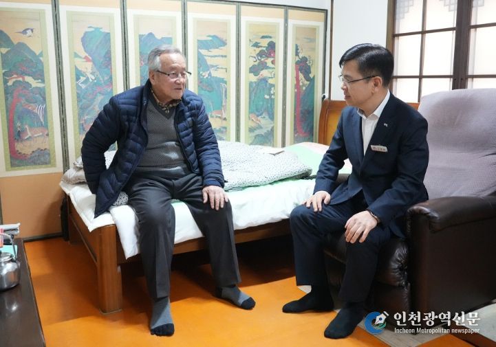 신필승 서산시 부시장이 지난 25일 독립유공자 유족을 만나 감사의 뜻을 전달했다.