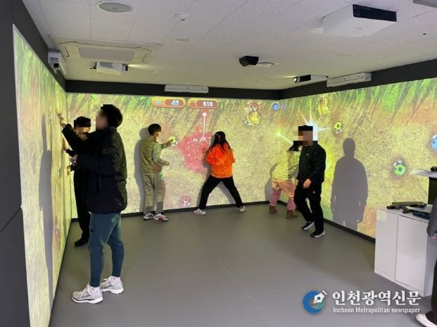 구립동대문장애인종합복지관 스마트발달트레이닝센터(AI동트는센터)에서 증강·가상현실(AR·VR) 등 디지털 콘텐츠 기술을 활용한 프로그램이 진행되고 있다.