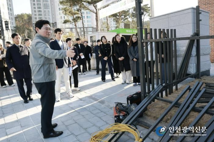 이상일 시장이 26일 용인솔빛초·중통합학교를 찾아 주요 시설을 살피고 있다