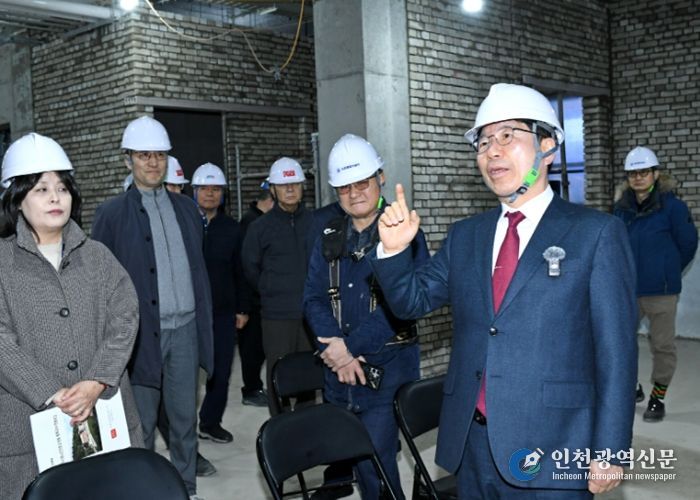 구리시립노인전문요양원 증축 공사 현장에 대해 보고받는 백경현 구리시장